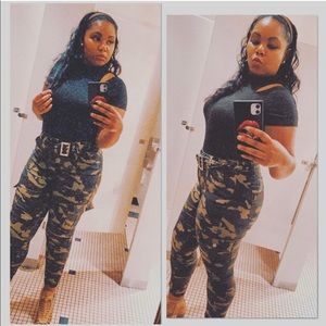 Army cargo pants with pockets. Super comfy, size 11/31. Belt included.